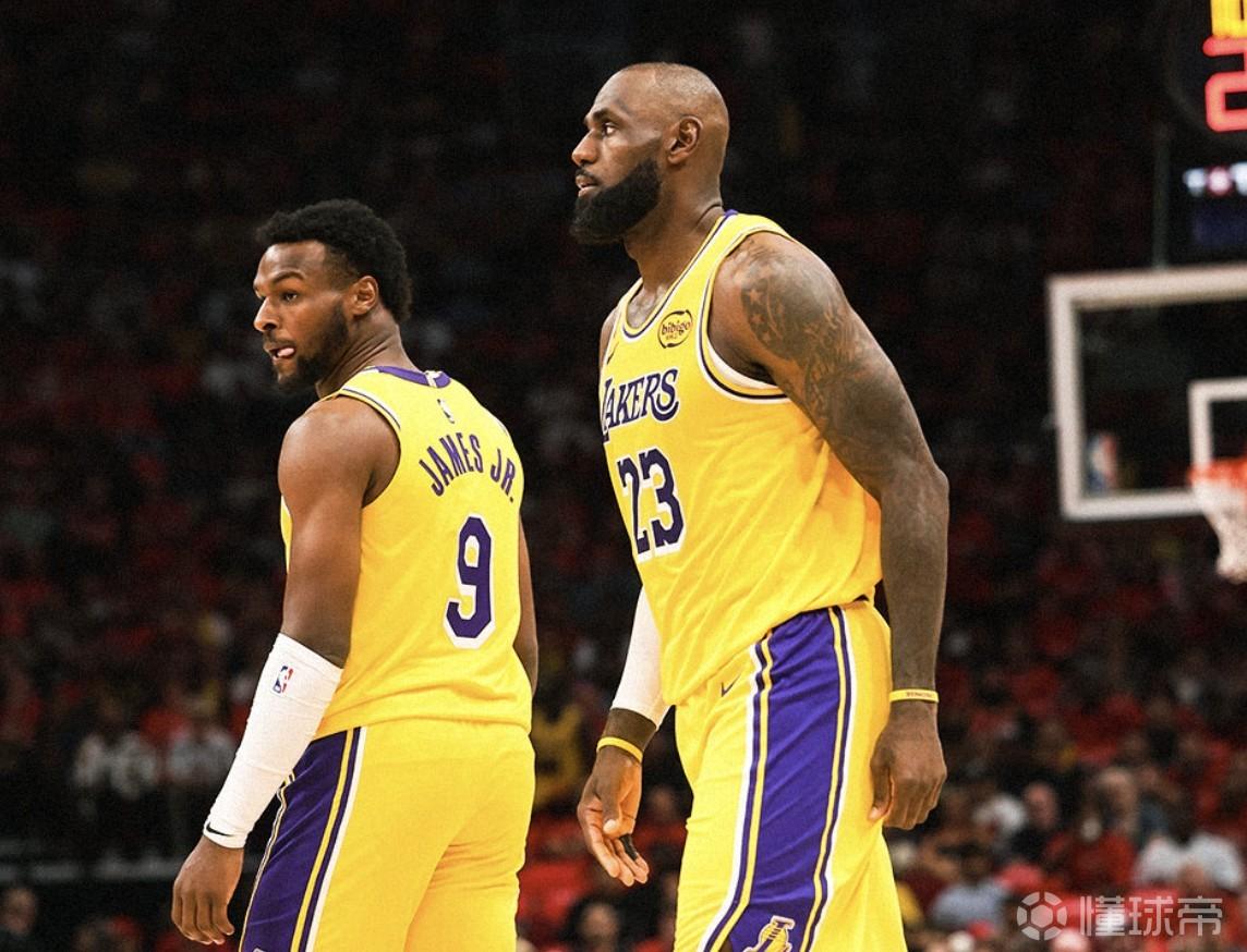 詹姆斯谈与布朗尼空接：他一直在示意要球，我观察了很久