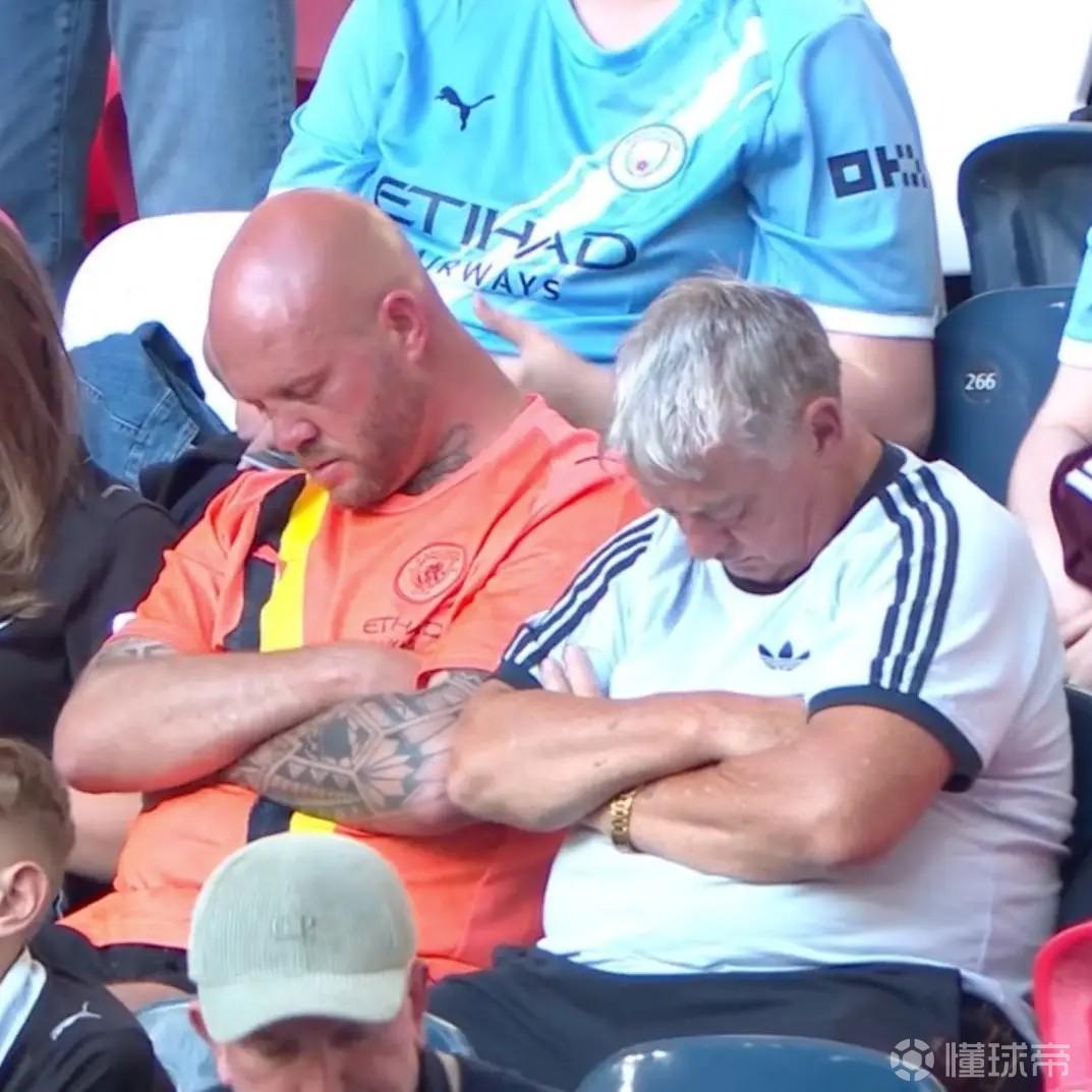 看困了，曼城vs南安普顿的比赛中多名球迷在看台上睡觉